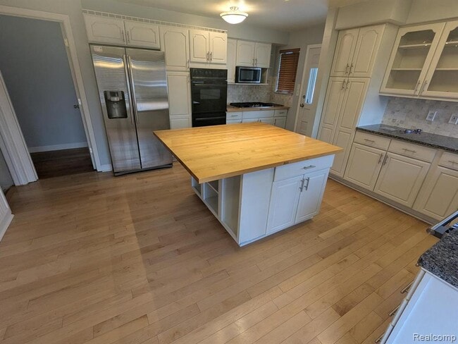 Building Photo - 5155 Greenview Dr