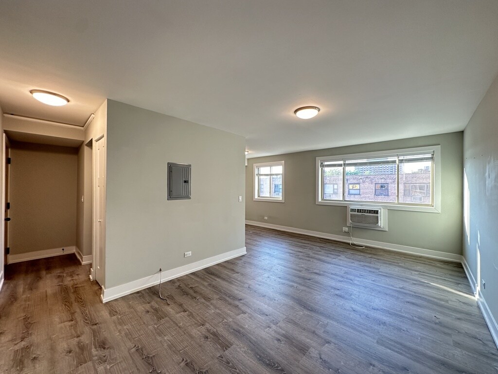 Building Photo - 533 W Surf St