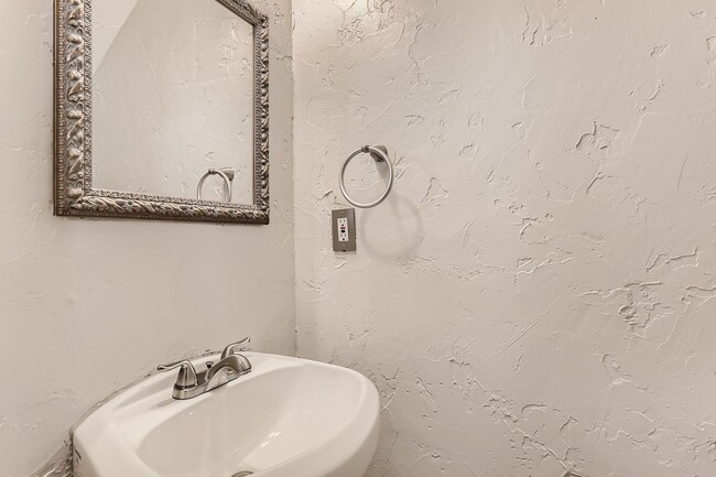 Building Photo - Stunning 4 bedroom, 4 bathroom home near Sloan's Lake!