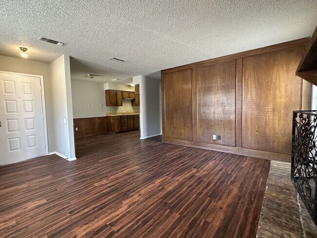 Building Photo - 1007 Southmoor Dr