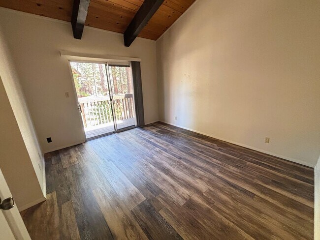 Building Photo - Modern 2 bedroom condo!
