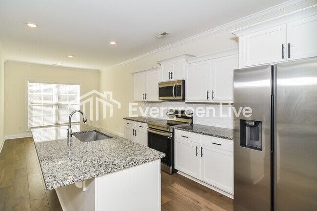 Building Photo - 235 Greenwood Dr