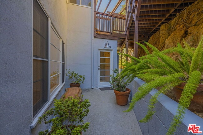 Building Photo - 2318 Canyon Dr