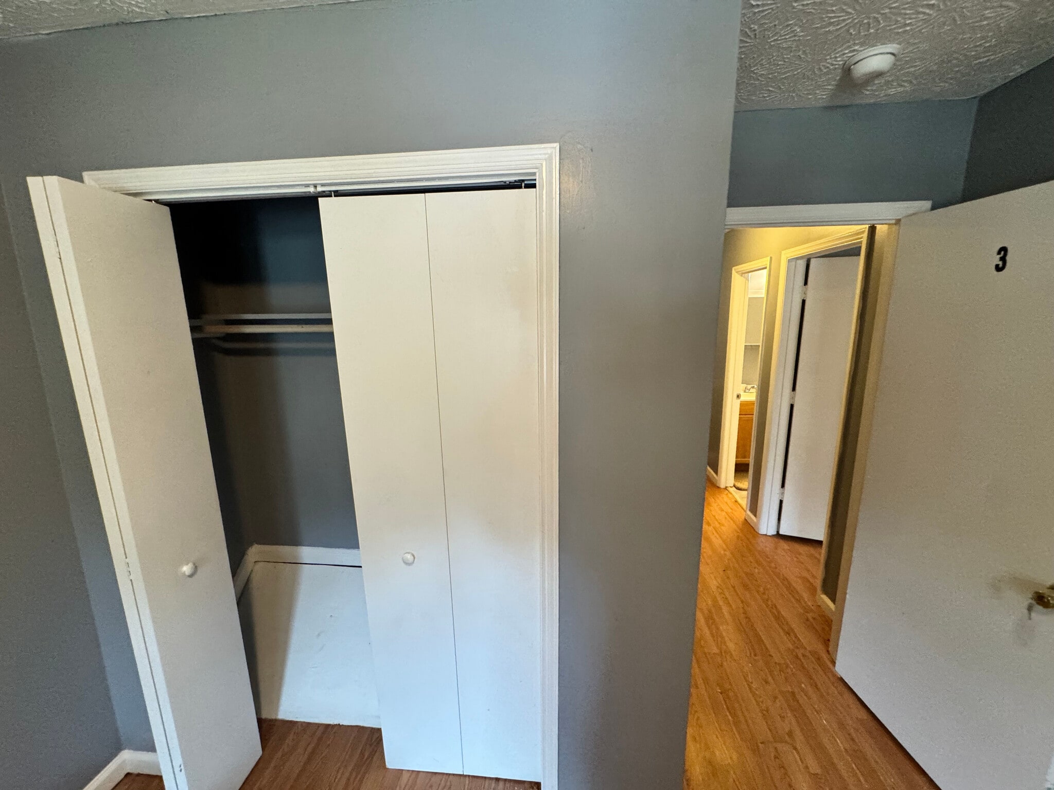 Building Photo - Room in Apartment on River Park Dr