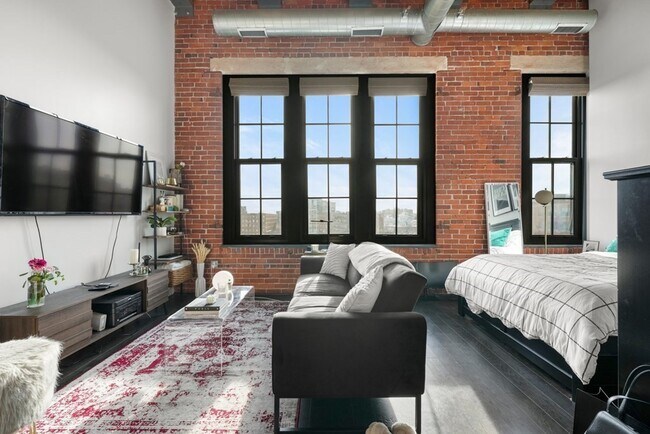 Building Photo - 319 A St