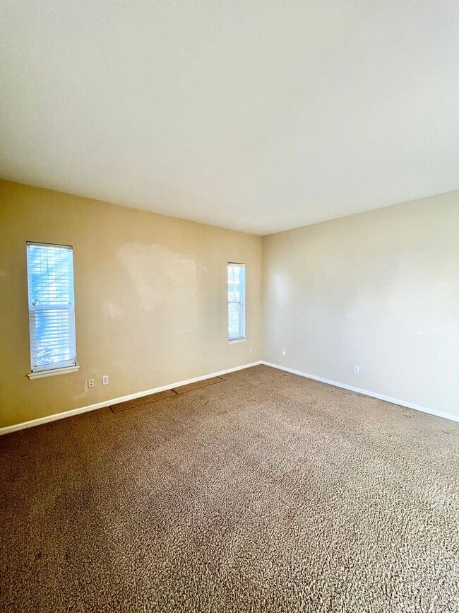 Building Photo - 4 bed, 3 bath Home in Huntington Hills Nei...