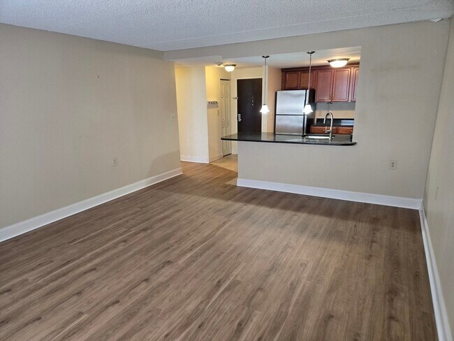 Building Photo - 20-30-30 Daniels St