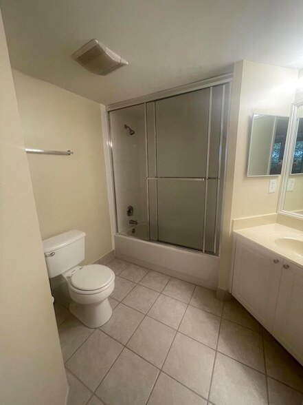 Building Photo - 900 Crestwood Ct S