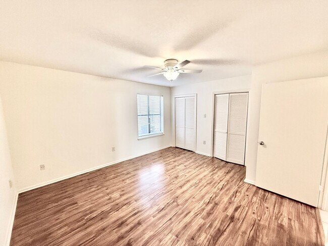 Building Photo - 1 Bed 1 Bath Condo with Community Pool and Access to I-10