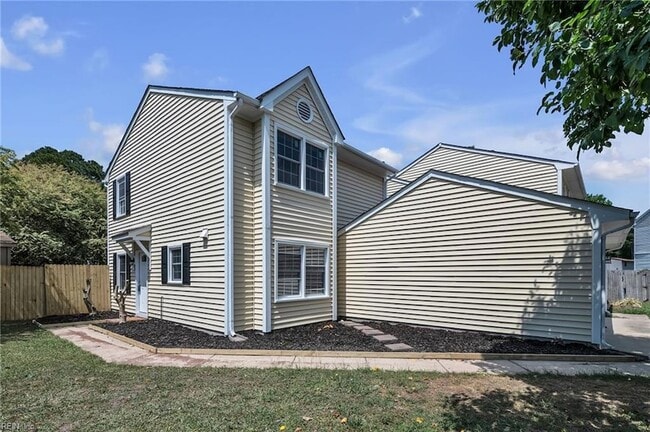Building Photo - 10 Warwick Cir