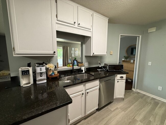 Building Photo - Updated 2 Bed, 2.5 Bath Apple Valley Townh...