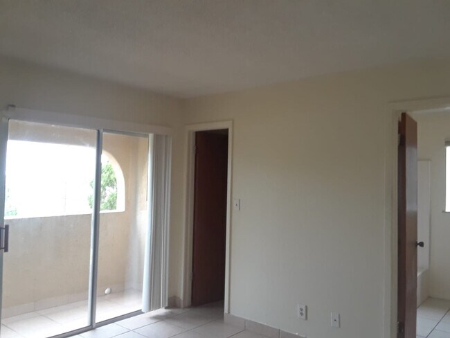 Building Photo - 542 W Polk St
