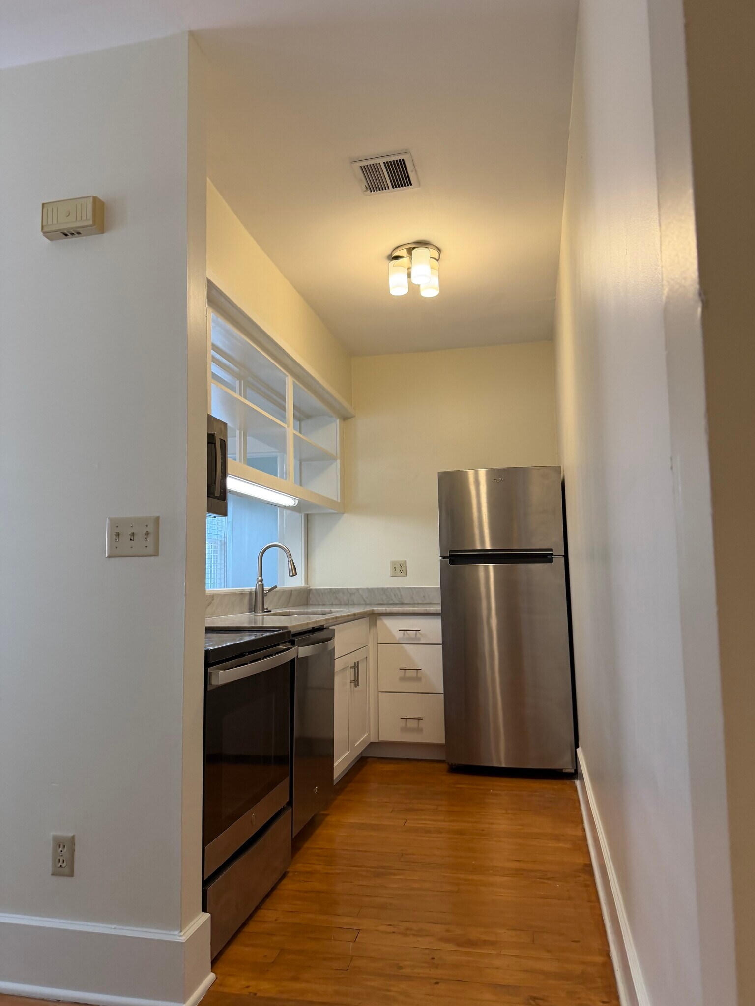 Building Photo - 404 W 1st Ave