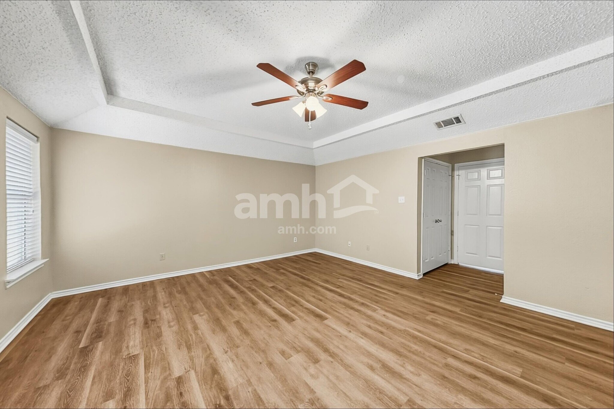 Building Photo - 105 S Winding Oaks Dr