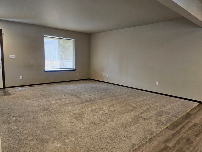 Building Photo - 3 Bedroom, 2.5 Bath House w/ fully fenced yard.