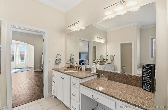 Building Photo - Exquisite custom home with high end finishes located in the gated community of Maple Ridge Village