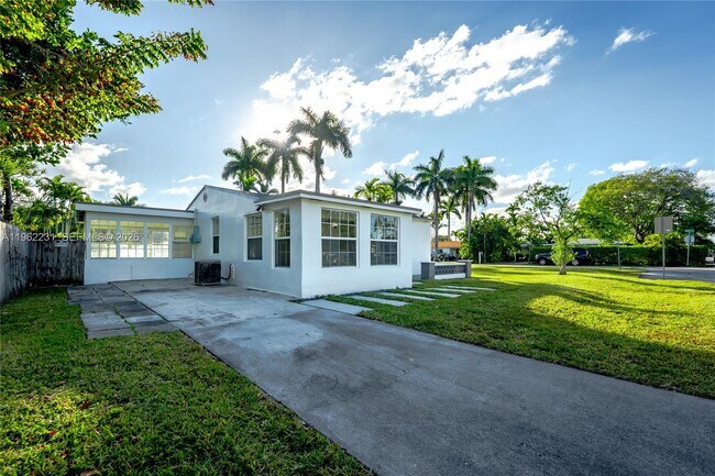 Building Photo - 1621 S 16th Ave