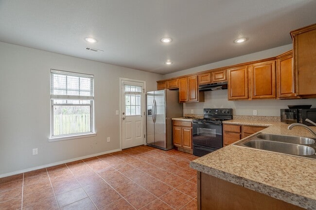 Building Photo - 3 Bedroom 2 Bath Home Near Wal Mart HQ!