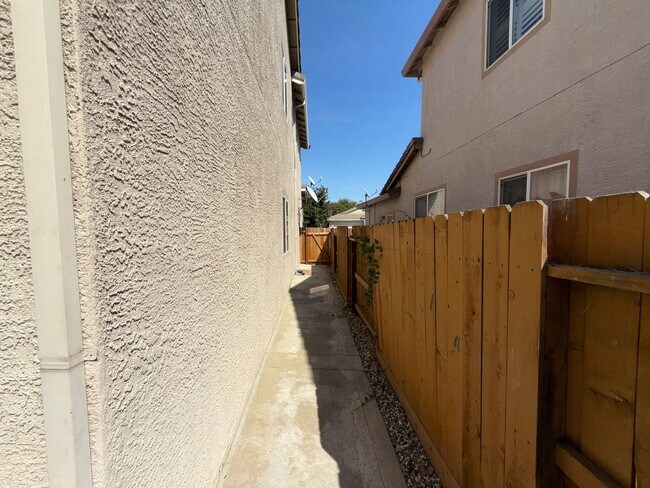 Building Photo - 6220 Orchard Hill Way