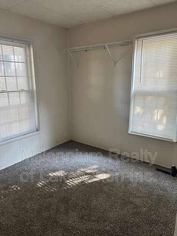 Building Photo - 709 W Dryden Rd