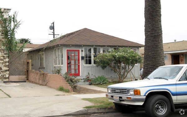 Building Photo - 4857-4865 Niagara Ave