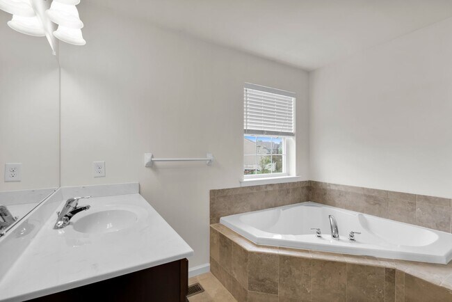 Building Photo - 3 bedroom Townhouse