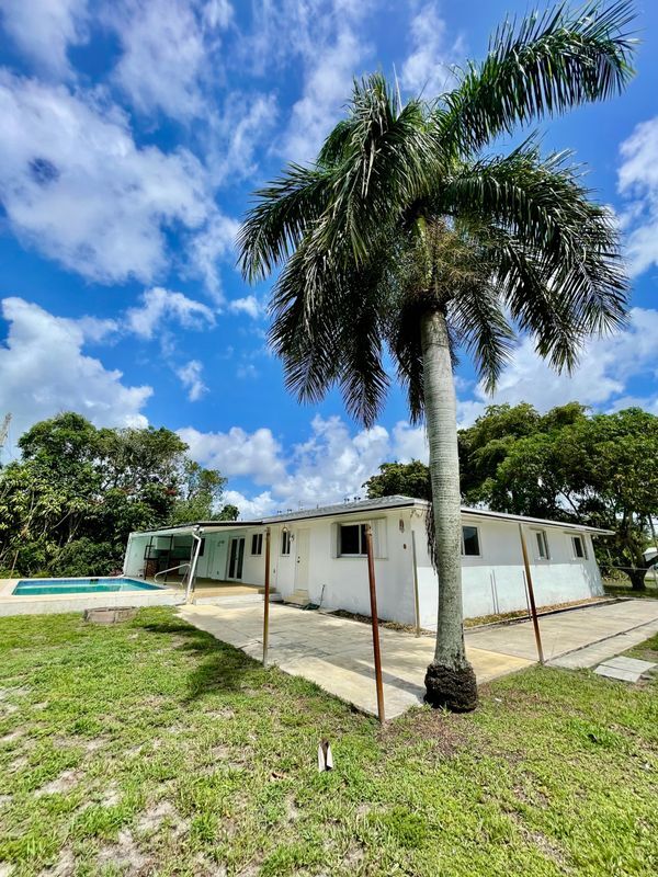 Building Photo - 4430 W Broward Blvd