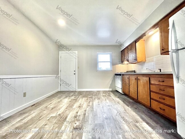 Building Photo - 7211-7211 Montana Ave