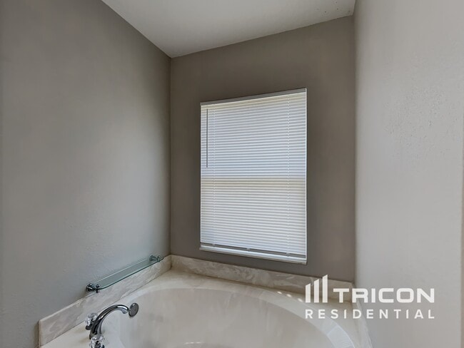 Building Photo - 15252 Bareback Dr