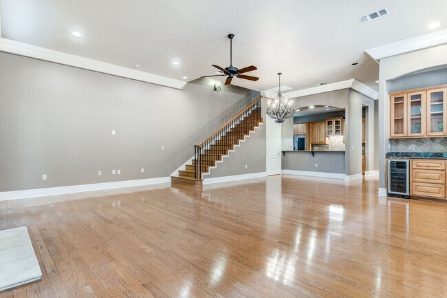 Building Photo - LUXURY 3-BEDROOM TOWNHOME IN ALAMO HEIGHTS