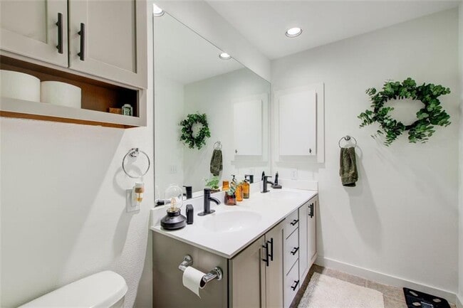 Building Photo - 241 Maynard Terrace SE