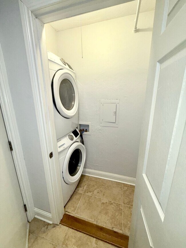 Building Photo - MOVE-IN SPECIAL: Beautiful  2BD 1BA, Stand-Alone Apartment in Historic Crown Heights!!!