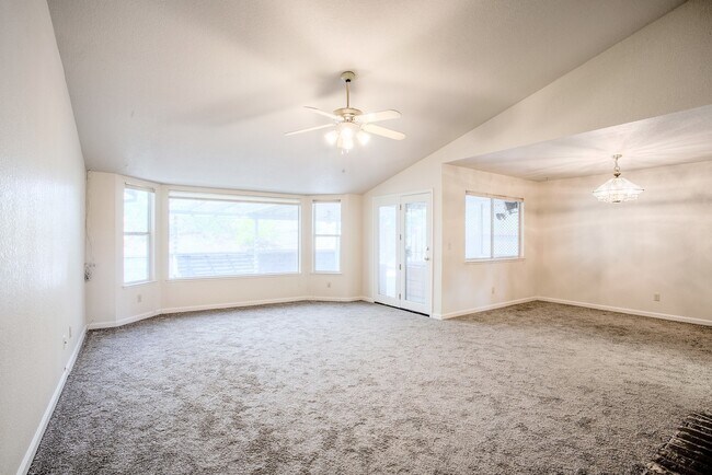 Building Photo - Gorgeous home with a 3 Car Garage!