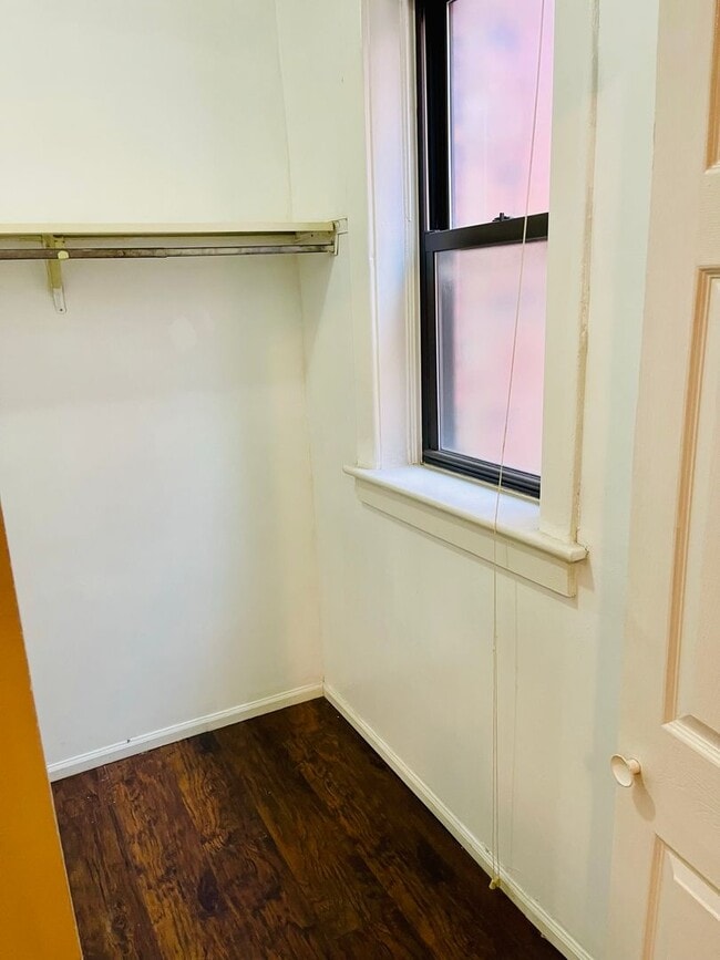 Building Photo - Renovated huge 2br/1ba in Shaw neighborhood,