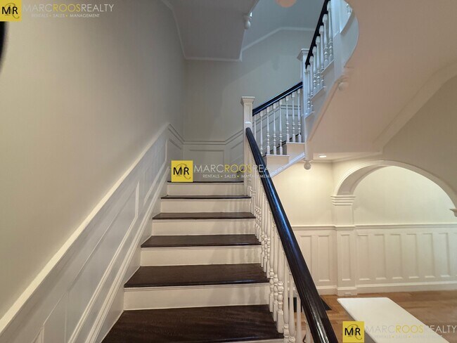 Building Photo - 1755 Beacon St