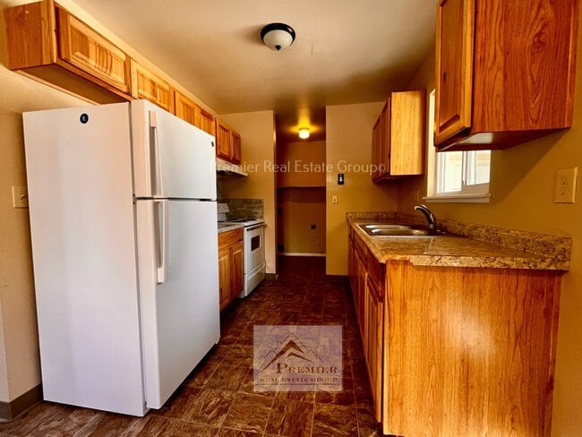 Building Photo - 1854 Saratoga Dr