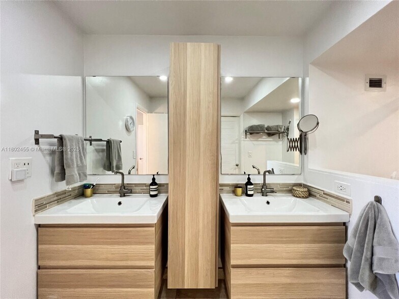 Building Photo - 1111 Crandon Blvd