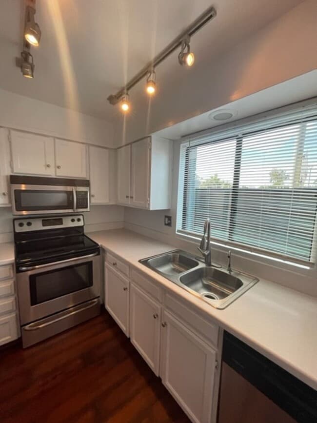 Building Photo - Old Town Scottsdale townhome- 2 bd 2 bath- W/D- Yard