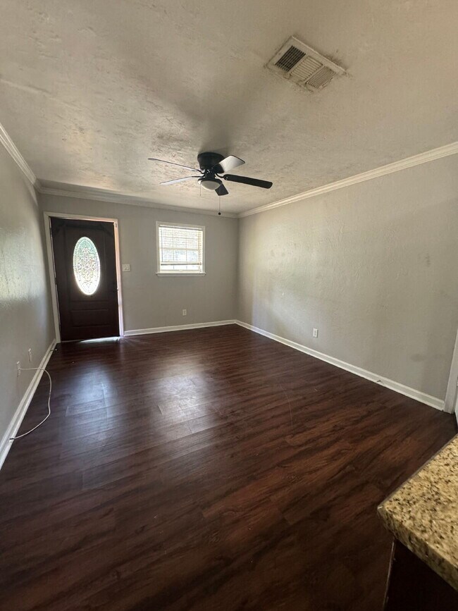 Building Photo - 3BR/2.5BA Off Lake Braford