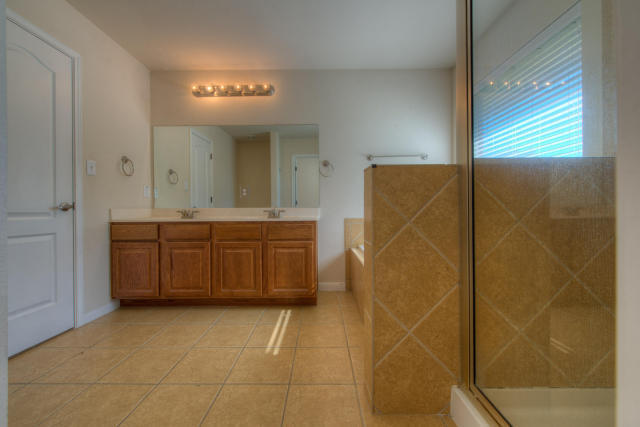 Building Photo - Classic Single Story Home In Beautiful Hil...
