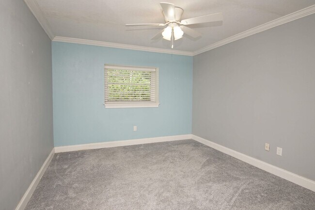 Building Photo - Central Niceville Location