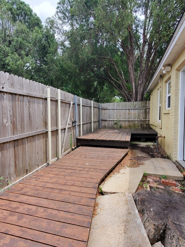 Backyard w/patio deck - 10111 Kilarney Dr