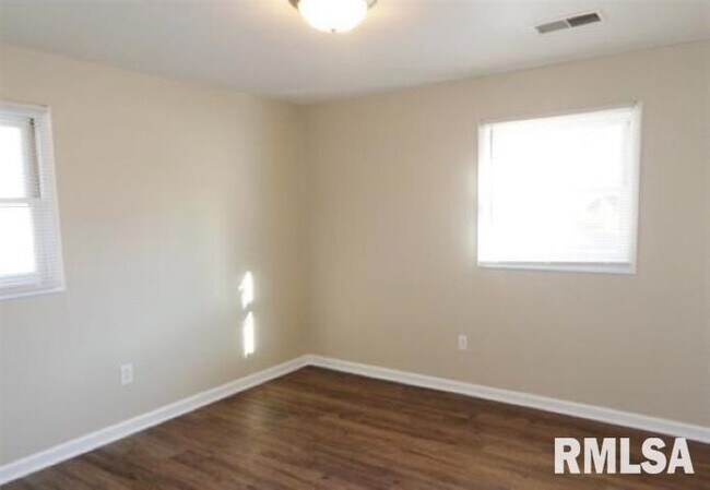 Building Photo - 5229 North Montclair Avenue