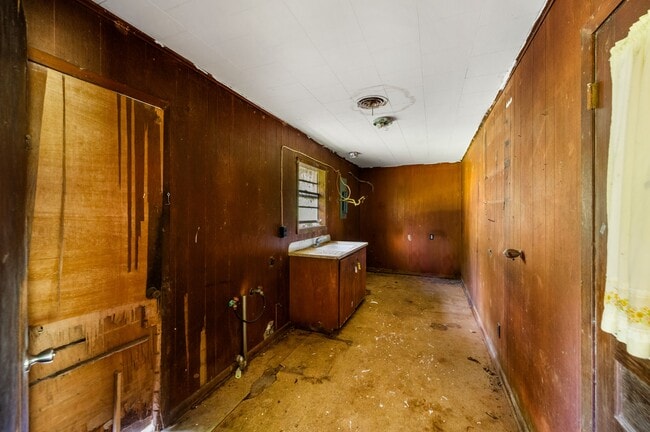Building Photo - 1021 Lutz Loop
