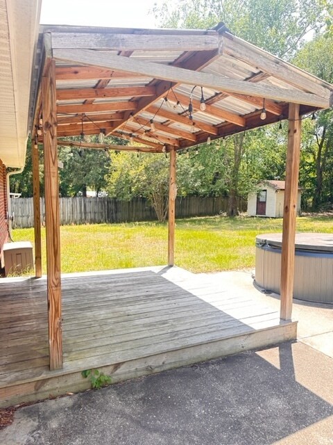 Building Photo - Welcome Home to this 3/2 beautifully Designed for both Relaxation & Entertaining