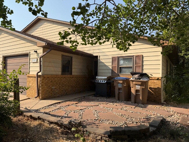 Building Photo - Single-Level 3-Bedroom Townhome with Primary Suite & Attached Garage