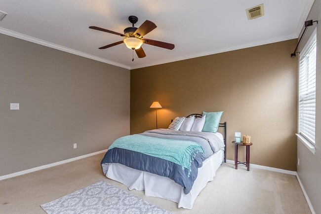 Building Photo - 15230 Ledgewood Park Dr