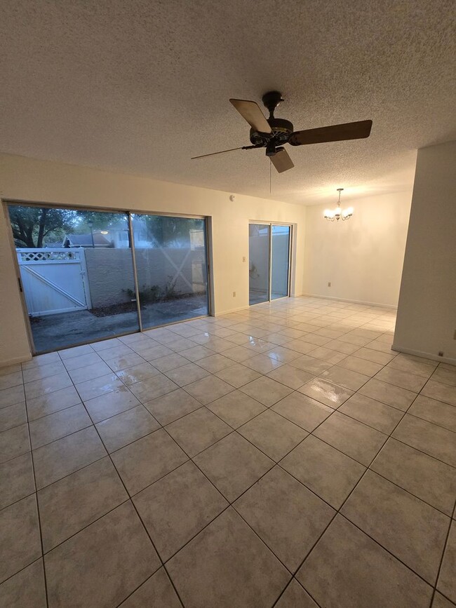 Building Photo - Two Bedroom Condo close to USF