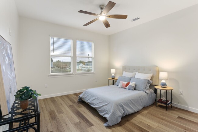 Building Photo - 2BD/2.5BA Townhouse w/ Private Fenced in Backyard, Covered Off Street Parking!