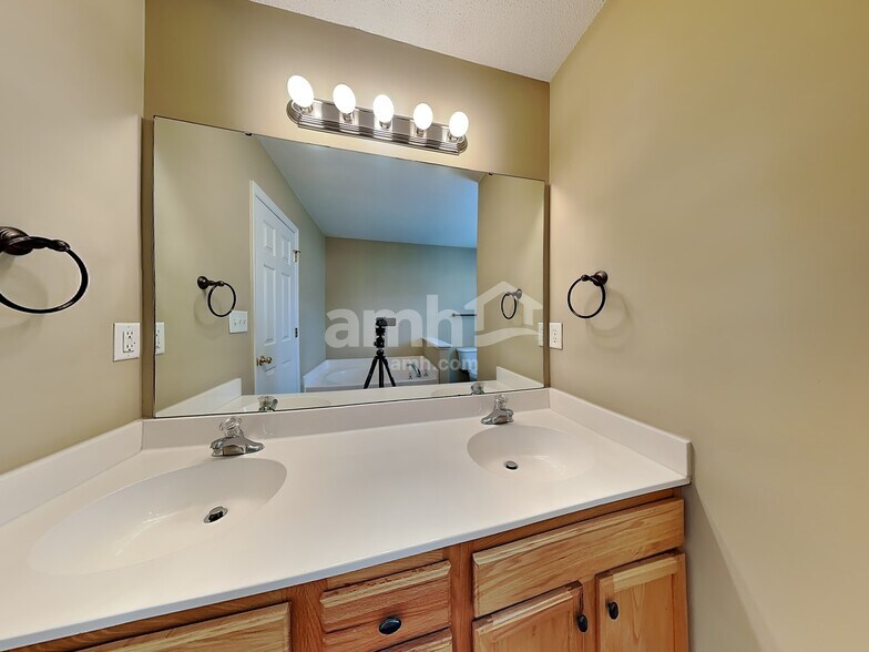 Building Photo - 1629 Hawkcrest Ln